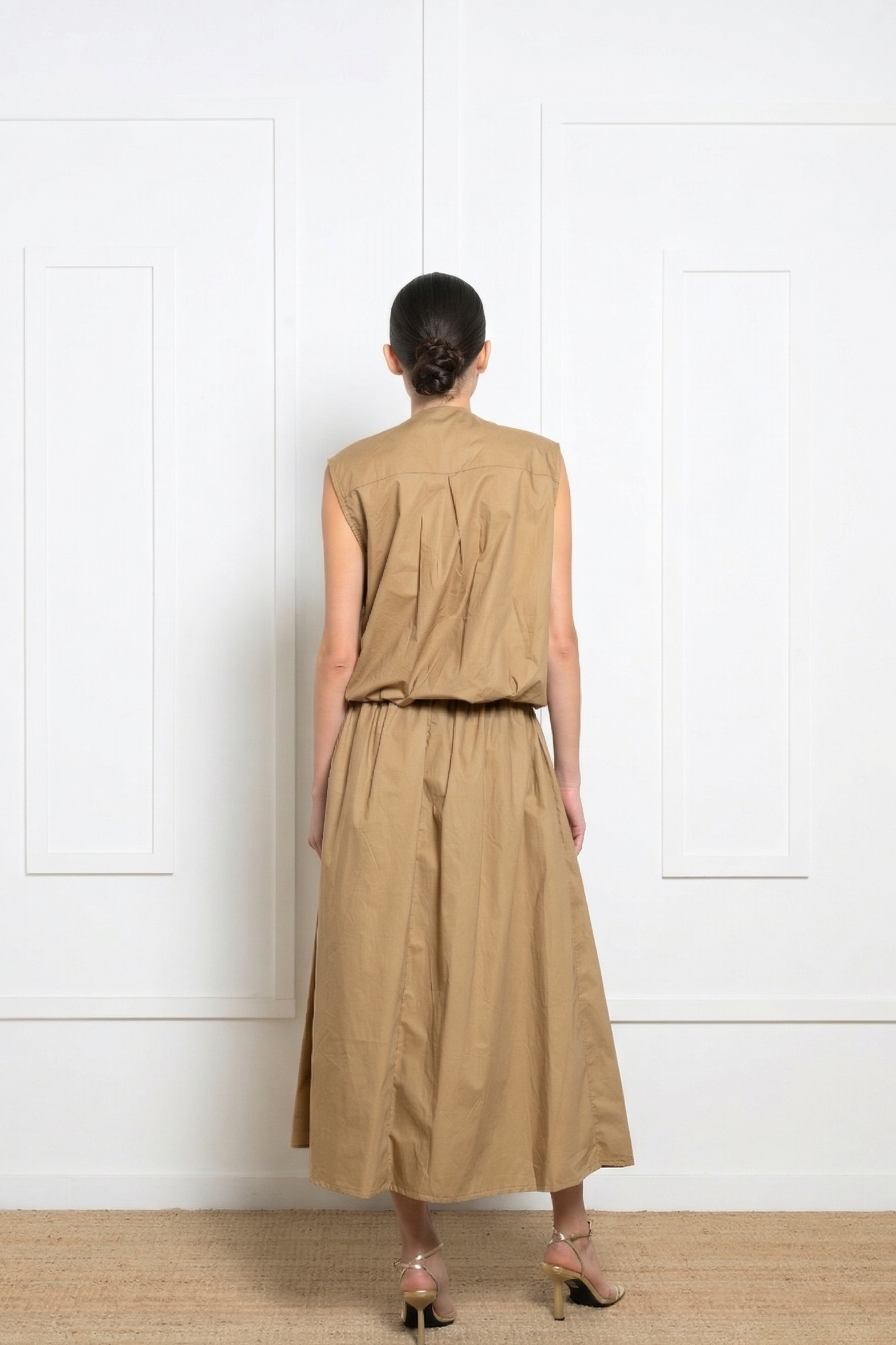 Woman wearing a beige popline skirt.